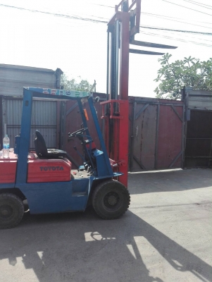 ขายรถโฟคลิป TOYOTA 2.5 ตัน เบนซิล งายกสูง3เมตร