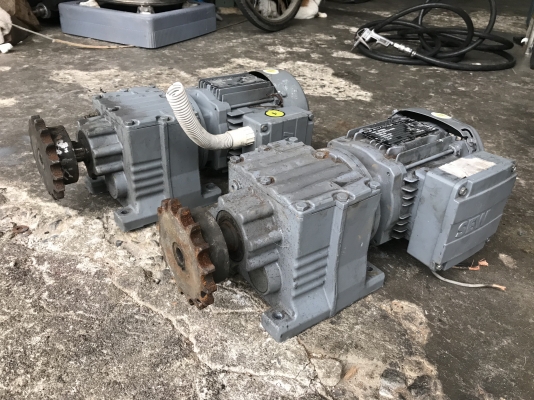 ( เหลือ 1ตัวครับ )ขายมอเตอร์เกียร์ SEW eurodrive 1/2HP. 380V อัตราทด 1:40 เพลาออกประมาณ 35 รอบต่อนาที สภาพสวยมาก หมุนนิ่มเดิมๆ พร้อมใช้งาน มี 2ตัว ราคาตัวละ 3,200 บาท