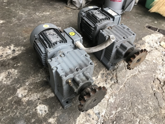 ( เหลือ 1ตัวครับ )ขายมอเตอร์เกียร์ SEW eurodrive 1/2HP. 380V อัตราทด 1:40 เพลาออกประมาณ 35 รอบต่อนาที สภาพสวยมาก หมุนนิ่มเดิมๆ พร้อมใช้งาน มี 2ตัว ราคาตัวละ 3,200 บาท