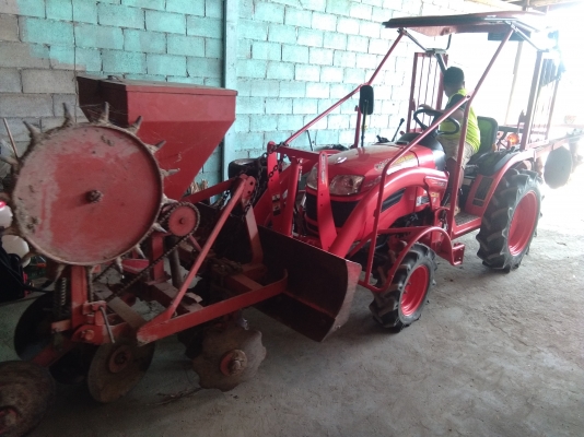 ขาย250000รถไถB2420ขวัญใจชาวไร่รถสวยมีอุปกร์4อย่างชั่วโมงทำงานน้อยรถอยู่บ้านไร่อุท้ยธานี รถขาย250000สนใจโทรมาสอบถามได้ที่081-0118032ต้นบ้านไร่ครับ มีรถส่งให้พร้อม