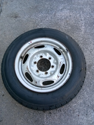 ล้ออะไหล่ กระบะ6รู ขอบ15 พร้อมยาง ขาย400