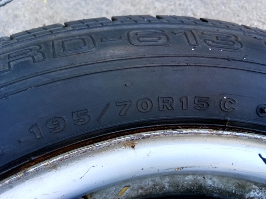 ล้ออะไหล่ กระบะ6รู ขอบ15 พร้อมยาง ขาย400