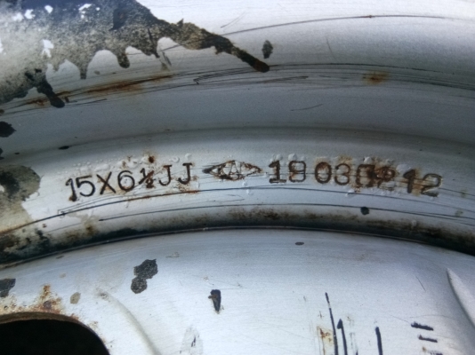 ล้ออะไหล่ กระบะ6รู ขอบ15 พร้อมยาง ขาย400