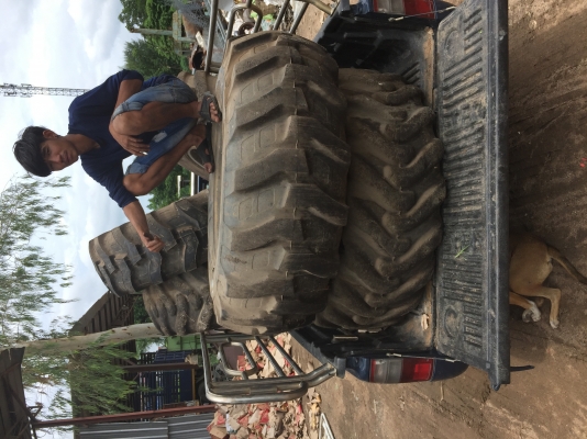 ขายล้อพร้อมกะทะ รถตักเส้นละ5500   0877477672