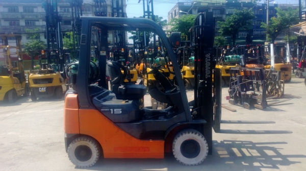 รถยกโตโยต้ารุ่น 8 น้ำหนักยก 1.5 ตัน เสาสูง 3 เมตร เครื่องเบนซินติดแก๊ส เกียร์ธรรมดา