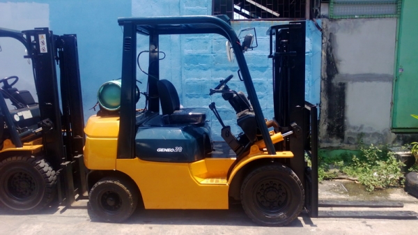 รถยกโตโยต้ารุ่น 7 น้ำหนักยก 2 ตัน เสาสูง 3 เมตร เครื่องเบนซินติดแก๊ส เกียร์ธรรมดา