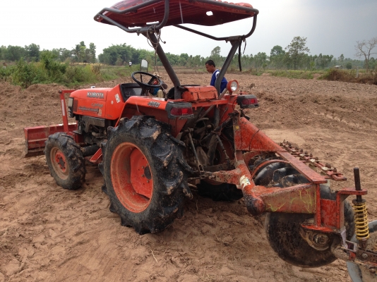 ขายด่วนรถไถคูโบต้าL3408พร้อมอุปกรณ์ ใบมีดดันดินหน้าและ ผานหลัง รถสภาพพร้อมใช้งาน เครื่องแน่นไม่มีเยิ