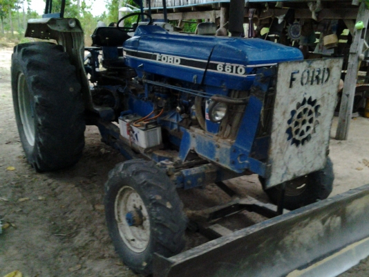 ขายรถแทรกเตอร์ ฟอร์ด เครื่องแน่นเสื้อลาย
