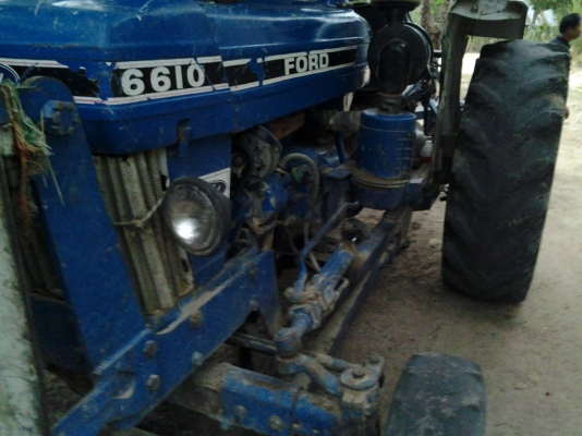 ขายรถแทรกเตอร์ ฟอร์ด เครื่องแน่นเสื้อลาย