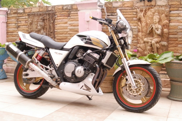 CB400 ขาวมุก ทะเบียนแท้โอนขนส่ง ท่อสูตรไทเทเนียมฟู WR'S ของแต่งเพียบสภาพสวยๆช้าอดนะครับ