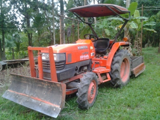 ขายรถไถคูโบต้า L2808 รถทำงานในสวนตัวเอง สภาพดีมาก ( ขายตามสภาพ ) อุปกรณ์ 4 ชิ้น ราคาต่อรองได้ ไมล์ยังไม่ถึง 1000 ชั่วโมง 0872976734