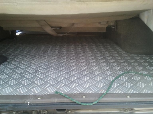 รถตู้ Nissan สีทอง เกียร์ออโต้ ภายในสวย เบาะกำมะหยี่ ด้านหลังปูพื้นเอาไว้ขนมอไซด์ได้^_^ มีทะเบียนค่ะ