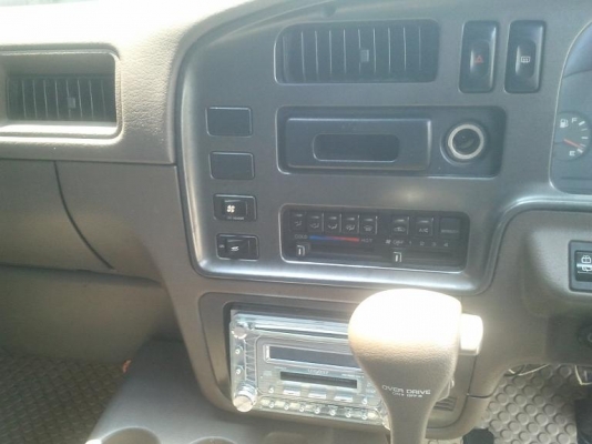 รถตู้ Nissan สีทอง เกียร์ออโต้ ภายในสวย เบาะกำมะหยี่ ด้านหลังปูพื้นเอาไว้ขนมอไซด์ได้^_^ มีทะเบียนค่ะ