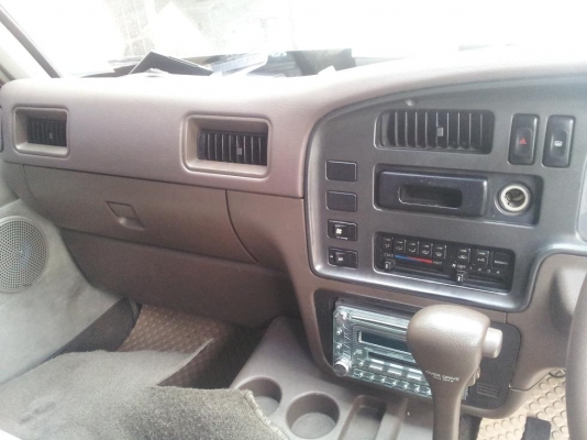 รถตู้ Nissan สีทอง เกียร์ออโต้ ภายในสวย เบาะกำมะหยี่ ด้านหลังปูพื้นเอาไว้ขนมอไซด์ได้^_^ มีทะเบียนค่ะ