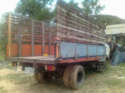 หกล้อKM 310 เครื่อง 6 สูบ 90แรง พร้อมใช้งานเอกสารทะเบียนพร้อม ล้อ 6 รู ยาง 825/16