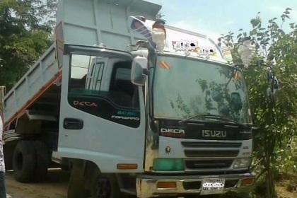 ISUZU DECA 210 HP 6HH1 หกล้อดั๊มพ์ ชุดแต่งเต็มครบสวยรอบคัน กระบะดั๊มพ์เหล็ก 6 ตันความยาว 3.60 เมตร เครื่องแน่นดีแห้งดีไม่มีเยิ้ม ภายในเก๋งคอนโซลสวยครบพร้อม เครื่องเสียง แอร์เย็น พวงมาลัยเพาเวอร์ เบรคทริ๊ปฟี้ ช่วงล่างคัชซีสวยจัด ยางสภาพดี 80\% พร้อมบรรทุกพร