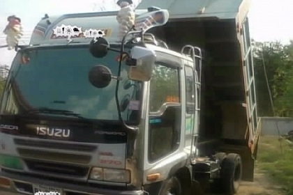 ISUZU DECA 210 HP 6HH1 หกล้อดั๊มพ์ ชุดแต่งเต็มครบสวยรอบคัน กระบะดั๊มพ์เหล็ก 6 ตันความยาว 3.60 เมตร เครื่องแน่นดีแห้งดีไม่มีเยิ้ม ภายในเก๋งคอนโซลสวยครบพร้อม เครื่องเสียง แอร์เย็น พวงมาลัยเพาเวอร์ เบรคทริ๊ปฟี้ ช่วงล่างคัชซีสวยจัด ยางสภาพดี 80\% พร้อมบรรทุกพร