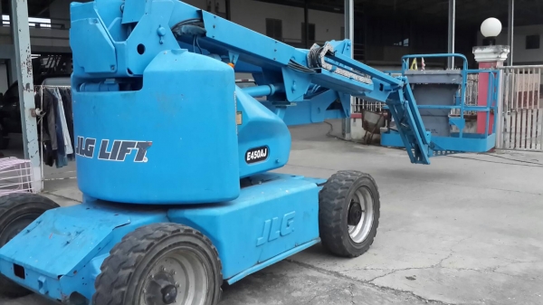 รถกระเช้าไฟฟ้า ยี่ห้อ JLG ยกได้ 13.7 เมตร