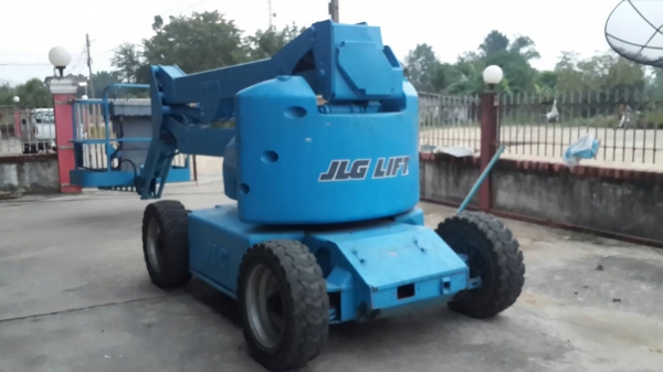 รถกระเช้าไฟฟ้า ยี่ห้อ JLG ยกได้ 13.7 เมตร รถกระเช้าไฟฟ้า ยี่ห้อ JLG ยกได้ 13.7 เมตร