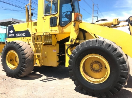 ขายรถตักล้อยาง KOMATSU WA300-1 รถนอกนำเข้าเองจากญี่ปุ่น สภาพสวยพร้อมใช้งาน มีVDOการทำงานครับ ขายรถตักล้อยาง KOMATSU WA300-1 รถนอกนำเข้าเองจากญี่ปุ่น สภาพสวยพร้อมใช้งาน มีVDOการทำงานครับ