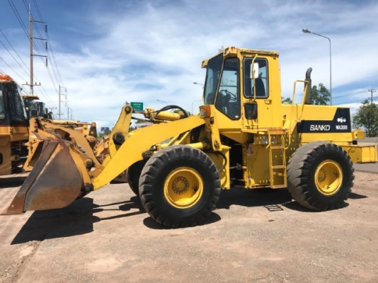 ขายรถตักล้อยาง KOMATSU WA300-1 รถนอกนำเข้าเองจากญี่ปุ่น สภาพสวยพร้อมใช้งาน มีVDOการทำงานครับ ขายรถตักล้อยาง KOMATSU WA300-1 รถนอกนำเข้าเองจากญี่ปุ่น สภาพสวยพร้อมใช้งาน มีVDOการทำงานครับ