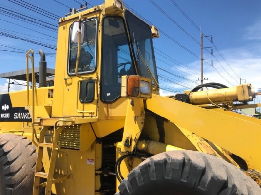 ขายรถตักล้อยาง KOMATSU WA300-1 รถนอกนำเข้าเองจากญี่ปุ่น สภาพสวยพร้อมใช้งาน มีVDOการทำงานครับ ขายรถตักล้อยาง KOMATSU WA300-1 รถนอกนำเข้าเองจากญี่ปุ่น สภาพสวยพร้อมใช้งาน มีVDOการทำงานครับ