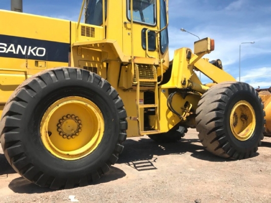 ขายรถตักล้อยาง KOMATSU WA300-1 รถนอกนำเข้าเองจากญี่ปุ่น สภาพสวยพร้อมใช้งาน มีVDOการทำงานครับ ขายรถตักล้อยาง KOMATSU WA300-1 รถนอกนำเข้าเองจากญี่ปุ่น สภาพสวยพร้อมใช้งาน มีVDOการทำงานครับ