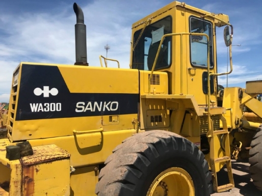 ขายรถตักล้อยาง KOMATSU WA300-1 รถนอกนำเข้าเองจากญี่ปุ่น สภาพสวยพร้อมใช้งาน มีVDOการทำงานครับ ขายรถตักล้อยาง KOMATSU WA300-1 รถนอกนำเข้าเองจากญี่ปุ่น สภาพสวยพร้อมใช้งาน มีVDOการทำงานครับ