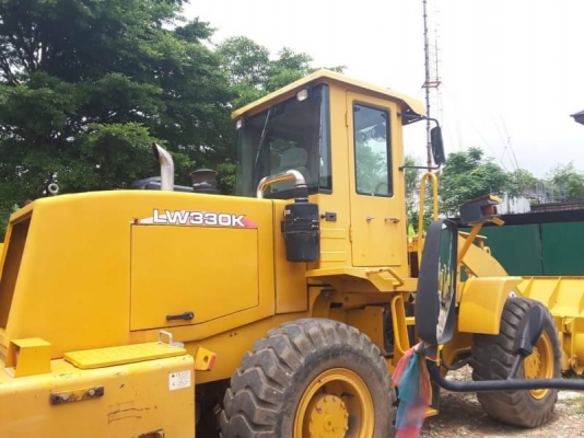 ขาย 1,070,000 รถตักล้อยาง XCMG LW 330K 2,500 ชม. รถสวยเหมือนใหม่ เอกสารเล่มทะเบียน แขนยาว รถสวยพร้อมใช้เอกสารพร้อมโอน รถอยู่ กทม. 090-772-3710 090-772-3708