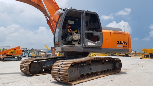 ขายรถแบคโฮ HITACHI ZX250LCN-3 ขายพร้อมหัวกระแทก ใช้งานเพียง 5 พันชั่วโมง