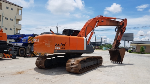 ขายรถแบคโฮ HITACHI ZX250LCN-3 ขายพร้อมหัวกระแทก ใช้งานเพียง 5 พันชั่วโมง