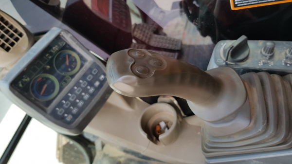 ขายรถแบคโฮ HITACHI ZX250LCN-3 ขายพร้อมหัวกระแทก ใช้งานเพียง 5 พันชั่วโมง