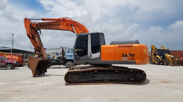 ขายรถแบคโฮ HITACHI ZX250LCN-3 ขายพร้อมหัวกระแทก ใช้งานเพียง 5 พันชั่วโมง