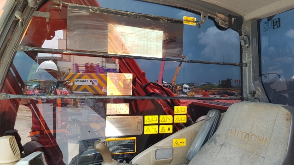 ขายรถแบคโฮ HITACHI ZX250LCN-3 ขายพร้อมหัวกระแทก ใช้งานเพียง 5 พันชั่วโมง