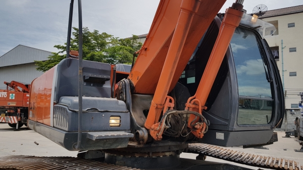 ขายรถแบคโฮ HITACHI ZX250LCN-3 ขายพร้อมหัวกระแทก ใช้งานเพียง 5 พันชั่วโมง