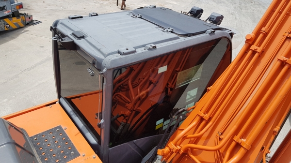 ขายรถแบคโฮ HITACHI ZX250LCN-3 ขายพร้อมหัวกระแทก ใช้งานเพียง 5 พันชั่วโมง