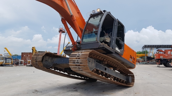 ขายรถแบคโฮ HITACHI ZX250LCN-3 ขายพร้อมหัวกระแทก ใช้งานเพียง 5 พันชั่วโมง