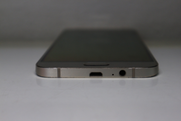 Samsung Galaxy A8 สีทอง สภาพใหม่ มีที่ชาร์ท ส่งฟรี