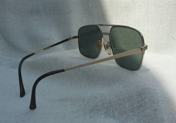 แว่นตาแบรนด์เนมแห่งสหราชอาณาจักร วินเทจยุค '80s หล่อใหญ่ - ไซซ์ฝรั่ง 145mm Vintage DUNHILL hand แว่นตาแบรนด์เนมแห่งสหราชอาณาจักร วินเทจยุค '80s หล่อใหญ่ - ไซซ์ฝรั่ง 145mm Vintage DUNHILL hand