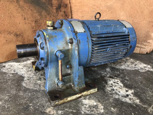 ขายมอเตอร์เกียร์ Cycro drive Sumitomo 5HP. 380V อัตราทด 1:29 made in Japan เพลาออกประมาณ 50 รอบต่อนาที สภาพเดิมๆ วิ่งมีเสียงดังบ้างบางจังหวะ ขายถูกๆครับ ราคา 5,500 บาท