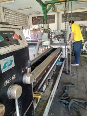 ขายเครื่องกลึงใต้หวันกลึงงานได้4เมตรสวิง1.2เมตรรูผ่านเพลา3.2นิ้วอุปกรณ์ครบซื้อมามือ1อยากขายครับ