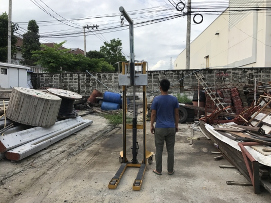 ขายรถลากแฮนลิฟท์ยกของ 1ton. โครงสร้างเเข็งแรง ยกได้สูง ใช้งานมาน้อย สภาพสวยมาก พร้อมใช้งาน