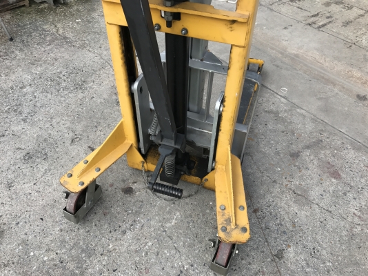 ขายรถลากแฮนลิฟท์ยกของ 1ton. โครงสร้างเเข็งแรง ยกได้สูง ใช้งานมาน้อย สภาพสวยมาก พร้อมใช้งาน