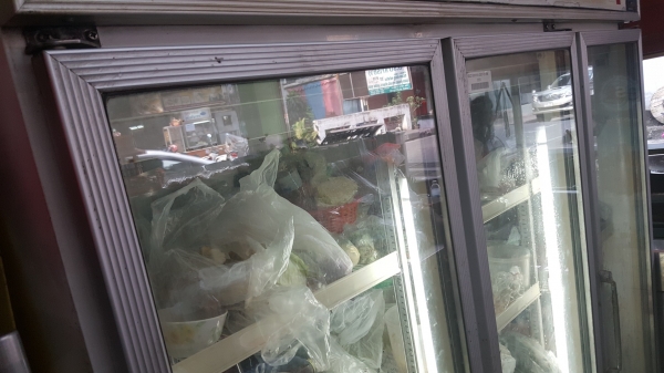 ขายตู้แช่ 3ประตูสภาพใช่งานอยู่ ยังไม่ได้ทำความสะอาด ขายถูกยี่ห้อSONGSERM INTERCOOL  รุ่นSDC-1500AY