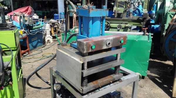 ปั้มสี่เสา ขนาด 3 HP 380V พร้อมคอนโทรลไฟฟ้า ถังน้ำมัน 100 ลิตร สภาพสวยพร้อมใช้