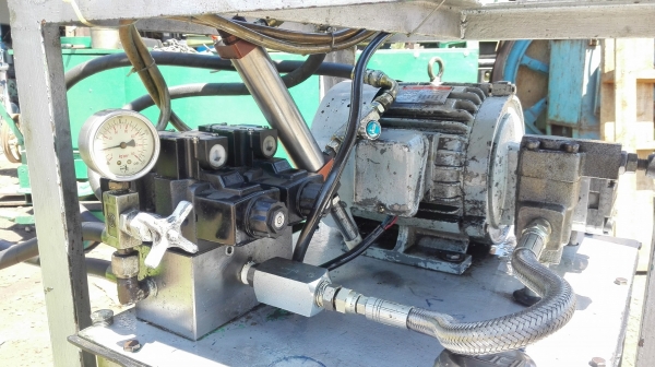 ปั้มสี่เสา ขนาด 3 HP 380V พร้อมคอนโทรลไฟฟ้า ถังน้ำมัน 100 ลิตร สภาพสวยพร้อมใช้