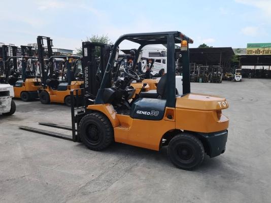 ขา่ยรถยกโตโยต้ารุ่น 7 เสาสูง 3 เมตรเข้าตู้ แผงงาสไลด์ เครื่องดีเซล เกียร์ธรรสดา