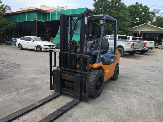 ขา่ยรถยกโตโยต้ารุ่น 7 เสาสูง 3 เมตรเข้าตู้ แผงงาสไลด์ เครื่องดีเซล เกียร์ธรรสดา