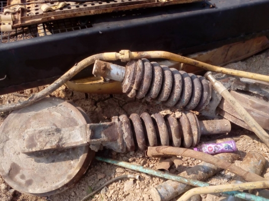 ขายชุดสปริง ล้อนำ รถแมคโค รุ่น-200 ของเก่าติดรถ สภาพตามรูป ขายชุดละ 12000