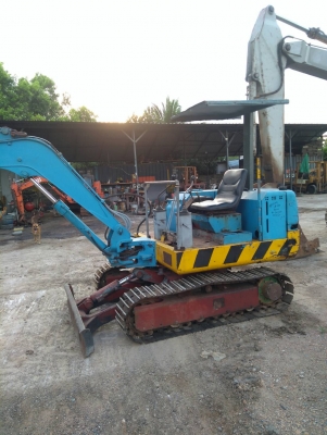 รถแบคโฮ KOBELCO SK032 รถเก่านอกนำเข้า ยังไม่เคยใช้งานในไทย มีลายแย็กติดมาจากนอก เครื่องดี ปั๊มดี โซ่หนา เอวแน่น รถพร้อมใช้งาน มีเอกสารใบอินวอยซ์